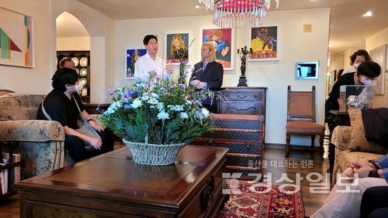 ▲ 울산을 방문한 신홍규 신갤러리 관장이 지난 24일 울산 자신의 집에서 열린 세미나에서 강연을 하고 있다.