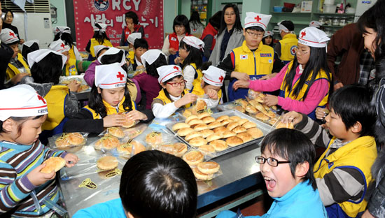 울산RCY가 마련한 사랑의 빵나누기 봉사활동이 20일 남구 울산제빵학원에서 열렸다. 청소년적십자 단원들이 자신들이 만든 빵을 포장 하고 있다.저임규동기자  photolim@ksilbo.co.kr