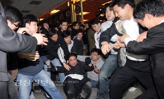 3일 오후 강제해산에 나선 국회 직원들과 민주당 당직자들이 몸싸움을 벌이고 있다.   /연합뉴스