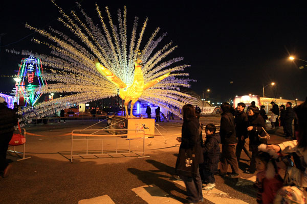 속초 불축제가 6일 청초호 유원지에서 개막된 가운데 행사장에 나온 시민들이 밤거리에서 축제분위기를 만끽하고 있다.   /연합뉴스