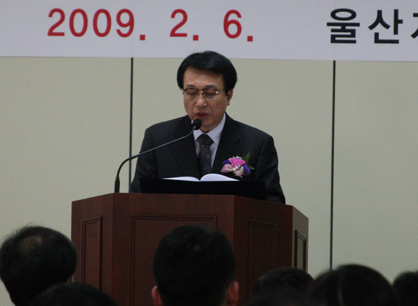 대법원 인사에서 대구지방법원장으로 자리는 옮긴 김수학 울산지법원장이 6일 청사 대강당에서 이임식을 가졌다. 김 법원장은 