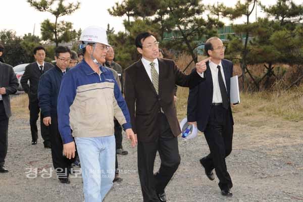 6일 남구 용연하수처리장을 방문한 주봉현 정무부시장이 직원들과 음식물쓰레기 자원화시설 건립현장을 둘러보고 있다.
