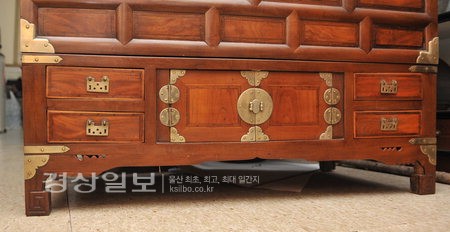 받침대 속 ‘미니문갑’ 쓰임새 극대화