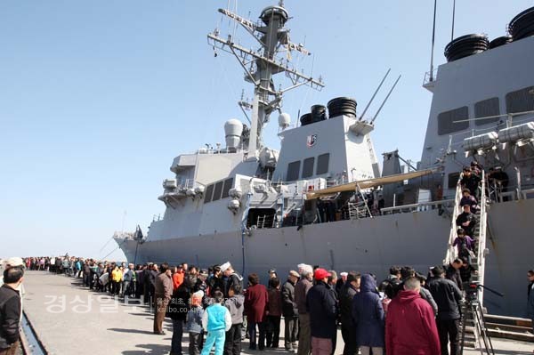 '키 리졸브' 훈련을 위해 한국 동해항에 입항한 美 해군의 이지스급 구축함 스테덤함(STETHEM.9천t급)이 14일 일반에 공개됐다.    /연합뉴스