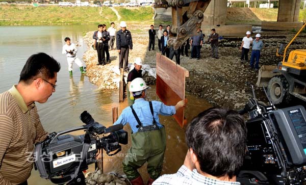 10일 울산시가 태화강에 나타난 적조를 퇴치하기 위해 삼호교 아래에 소규모 둑을 쌓아 물을 가두어 두었던 간이수문을 제거하고 있다.임규동기자 photolim@ksilbo.co.kr