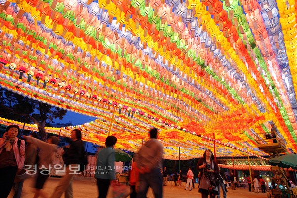 부처님 오신날을 하루 앞둔 1일 저녁 서울 종로구 조계사의 경내가 오색연등으로 빛나고 있다.   /연합뉴스