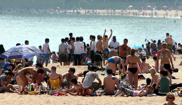 어린이날인 5일 부산 해운대해수욕장에서는  수영복차림의 외국인과 나들이객들이 몰려 더위를 식히고 있다.    /연합뉴스