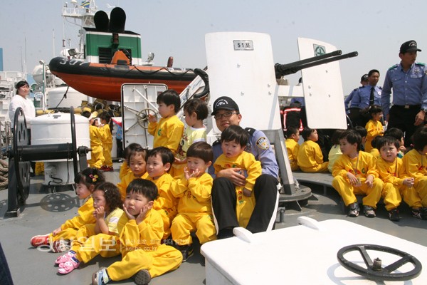 울산해양경찰서는 지난 8일 유치원 어린이들을 초청해 함정 공개행사를 가졌다.  김경우기자 woo@ksilbo.co.kr