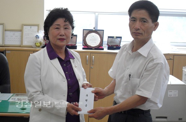 한국공항공사 울산지사 성종덕 지사장(오른쪽)은 지난 19일 북구호계 느티나무 지역아동센터(시설장 박보봉) 아동을 위한 영어프로그램 지원금 40만원을 전달했다.