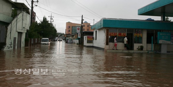 폭우가 쏟아진 7일 전남 나주시 금천면 촌곡리 일대 도로가 물에 잠겨 있다. 이날 나주지역에는 시간당 50mm가 넘는 폭우가 쏟아졌다.    /연합뉴스