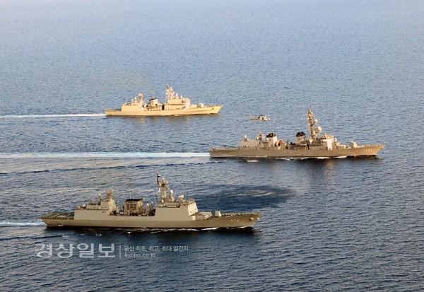 7일 2009년 `한.일 수색 및 구조훈련'(SAREX)에 참가한 한국해군과 일본 해상자위대 함정들이 훈련구역인 동해 오키군도 북방 해상으로 이동 중 이다. 오는 10일까지 실시하는 한.일 수색 및 구조훈련(SAREX)은 조난선박 발생시 양국 해군간의 공동대처능력을 배양하고 우호관계 증진을 위한 구조훈련으로서 4,400톤급 구축함 왕건함 등 한일 양국 해군 구축함 4척, 소해함 1척, 항공기 5대가 참가했다. 훈련함정들은 구조훈련 실시 후 오는 8일 오전 동해항으로 입항할 예정이다.      /연합뉴스