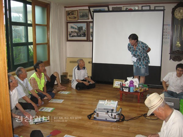 울산시 북구 농소2동 주민센터(동장 김병오)는 지난 7일 약수마을 회관에서 주민 50여명을 대상으로 '찾아가는 환경교실'을 개최했다.