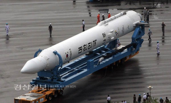 발사를 이틀 앞둔 17일 오전 한국 최초의 우주발사체 나로호가 당당한 위용을 드러내고 있다   /연합뉴스