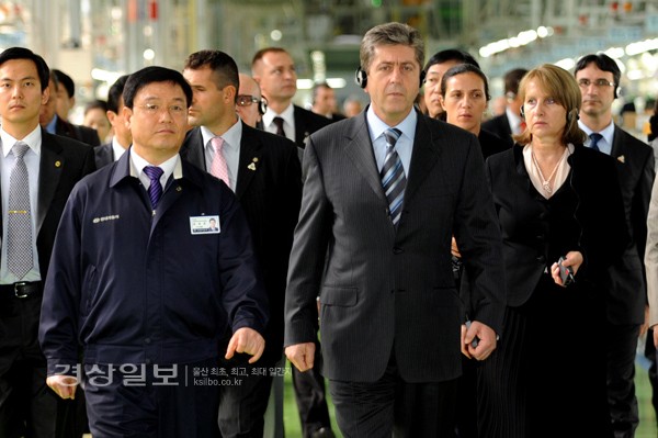 게오르기 파르바노프 불가리아 대통령(가운데)이 26일 현대자동차 울산공장을 찾아 강호돈 현대차 부사장의 안내로 5공장 생산라인을 둘러보고 있다.  김경우기자