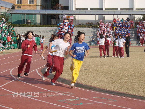 학성여중 체육대회에서 각 반을 대표한 릴레이 계주에 참가한 학생들이 있는 힘을 다 해 달리고 있다.