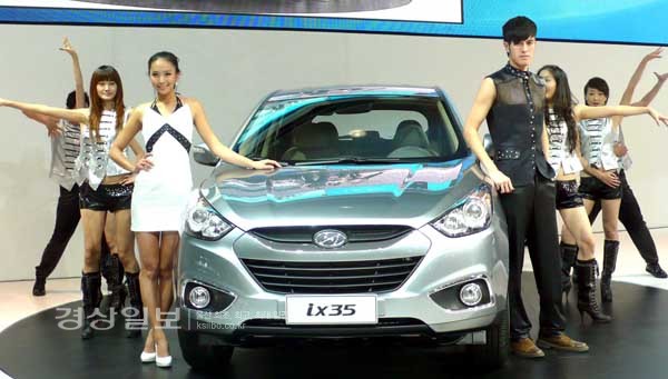 23일(현지시각) 중국 광저우의 수출입상품 교역회 전시관에서 열린 ‘2009 광저우 모터쇼(The 7th China International Automobile Exhibition)’에서 현대자동차 모델들이 소형 SUV ‘ix35(국내명 투싼ix)’를 중국시장 최초로 선보이고 있다.     /연합뉴스