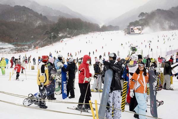 전북지역에 사흘째 많은 눈이 내리자 20일 오후 무주리조트에 평소보다 많은 스키어들이 몰려 은빛 설원을 누볐다.    /연합뉴스