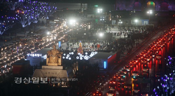 성탄절을 맞은 25일 밤 광화문 광장 주변도로 차량정체가 심하다. 시민들은 광장에서 스케이트와 썰매를 타느라 분주하다.          /연합뉴스
