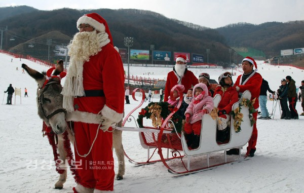 성탄절을 맞은 25일 서브원 곤지암리조트에서 어린이들이 산타 썰매를 타고 있다.     /연합뉴스