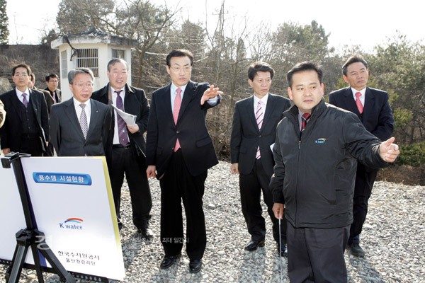주봉현 정무부시장과 김정도 상수도사업본부장, 한국수자원공사 직원들이 15일 울주군 사연댐에서 상수도관련 시설물을 둘러보고 있다.