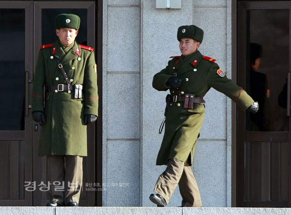 21일 비무장지대 내 판문점 북쪽 판문각 앞에서 북한 병사들이 근무교대를 하고 있다.      /연합뉴스