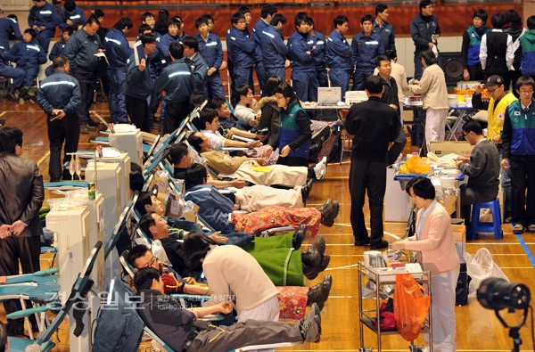 현대중공업은 지난 22일 울산 본사 체육관에서 임직원 700여명이 참가한 가운데 사랑의 헌혈행사를 가졌다.    /김동수 기자 dskim@ksilbo.co.kr