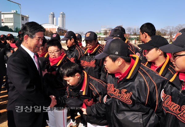 김상만 울산광역시교육감은 지난 29일 울산공고야구장에서 열린 전국 중학교 야구대회에 참석해 선수들을 격려했다.
