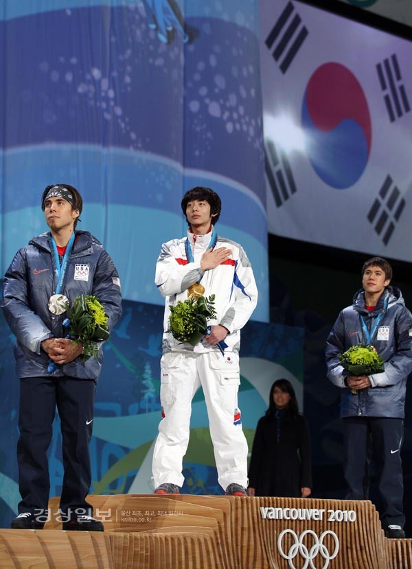 15일 밴쿠버 BC플레이스에서 열린 2010 밴쿠버 동계올림픽 메달시상식에서  남자 쇼트트랙 1,500ｍ에서 금메달을 딴 이정수가 국기에 대한 경례를 하고 있다.       /연합뉴스
