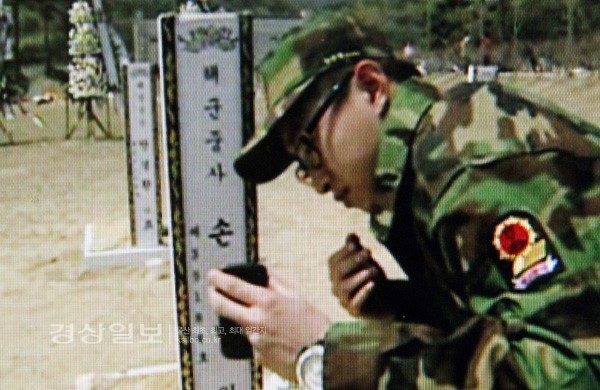 천안함 생존자 전준영 병장이 1일 전역 후 국립대전현충원 천안함 46용사 묘역을 찾아 전역신고를 하고 있다. 2010.5.2 << SBS TV 화면 >>            /연합뉴스