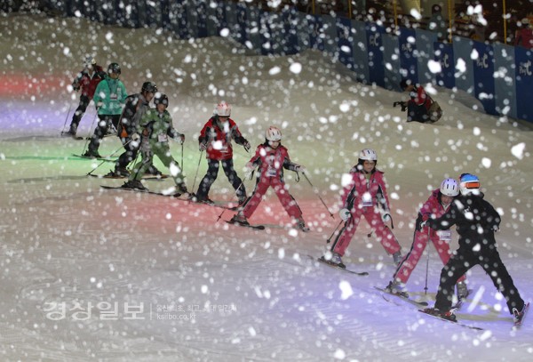 초복인 19일 오전 부천 웅진플레이스도시에서 웅진코웨이 VIP고객들을 초청해 개최한 '한여름에 즐기는 겨울 체험'행사에서 참가자들이 스키강습을 받고 있다.      /연합뉴스