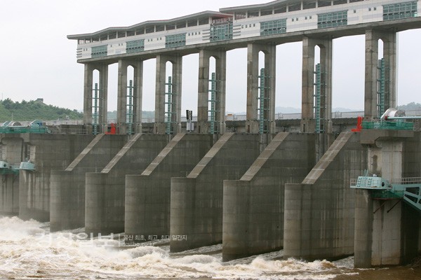 19일 오후 경기도 연천군 군남홍수조절댐이 임진강 상류에서 초당 1천490톤의 물을 받아 초당 988톤으로 방류를 하고 있다. 군남댐 관계자는 
