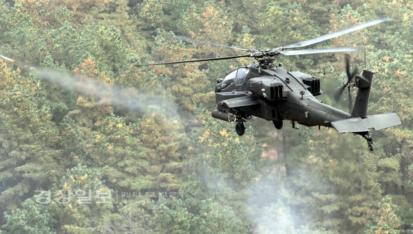 미2사단 제2항공여단의 아파치 헬기가 13일 경기도 포천시 로드리게스 훈련장에서 실사격 훈련을 하고 있다.          /연합뉴스