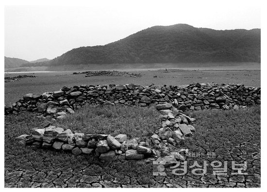▲ 사연댐 건립 이후 수몰된 한실마을. 정우모 작가가 1999년 촬영.