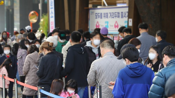 4일 오전 서울 송파구보건소에 마련된 코로나19 임시선별진료소를 찾은 시민들이 검체 검사를 위해 대기하고 있다.