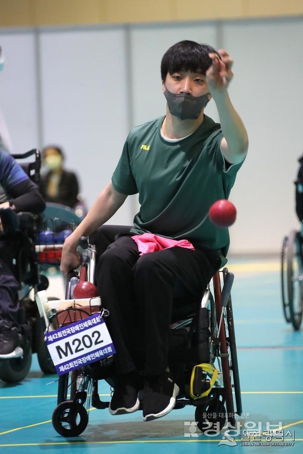 21일 울산전시컨벤션에서  열린 전국장애인체육대회 보치아에서  금메달 획득한 울산의 마제우 선수가 경기를 펼치고 있다.