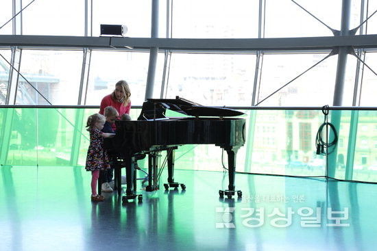 ▲ 음악센터는 아이들도 눈치보지 않고 피아노를 만질 수 있는 분위기가 조성돼 있다.