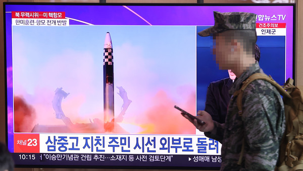 북한이 동해상으로 탄도미사일을 발사한 27일 오전 서울역 대합실에 관련 뉴스가 나오고 있다. 연합뉴스.
