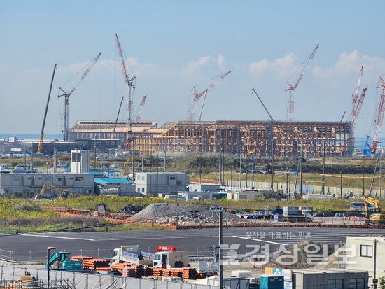 ▲ 2025 오사카-간사이 세계 엑스포가 열리는 인공섬 유메시마. 엑스포의 상징물인 지름 615m에 달하는 세계 최대 목조 건축물 ‘링’을 만드는 작업이 한창이다.