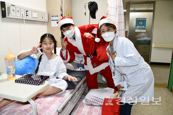 동강의료재단 동강병원은 지난 22일 본관 소아병실에서 입원한 환아를 위한 크리스마스 행사를 가졌다.
