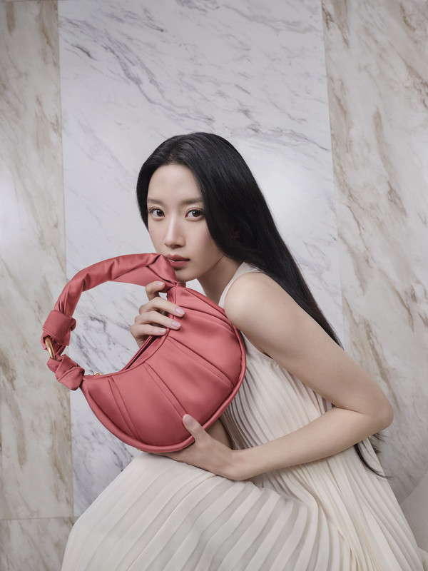 아스라 컬렉션 카메오 로즈를 착용한 새로운 투미 글로벌 앰버서더 배우 문가영