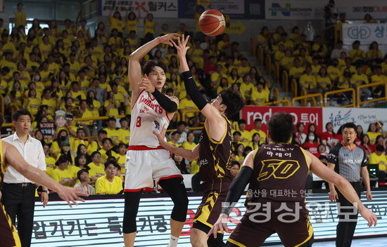 벼랑끝 SK, LG에 25점차 대승…3연패 후 1승 기사회생