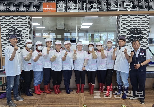 한국자유총연맹 태화동위원회 손덕화위원장은 지난 27일 오전 울산시 중구 함월노인복지관 함월[효]식당에서 지역 어르신들을 위한 반찬조리 및 배식 자원봉사를 진행했다.