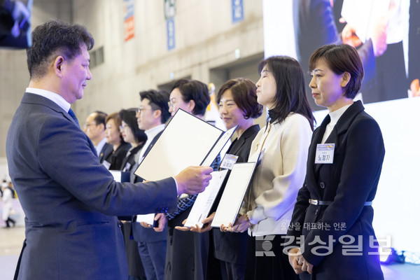 경기도 고양시 일산 킨텍스에서 중소벤처기업부가 주최로 최근 열린 ‘2025년 대한민국 소상공인대회’에서 울산의 노정자 성희플라워 대표가 모범소상공인 분야 성평등가족부장관 표창을 수상했다.