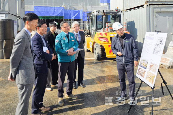 울산시의회 문석주 의원이 5일 울산 북구 농소중학교 ‘그린스마트 미래학교’ 개축공사 현장을 방문해 학생들의 교육환경과 안전 문제를 논의했다. 시의회 제공