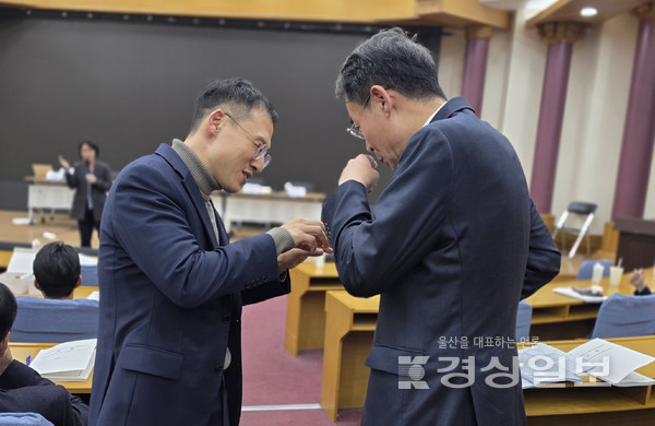 김상욱 의원이 강희업 국토교통부 제2차관과 이야기하고 있다. 김상욱의원실 제공
