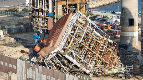 울산화력발전소 보일러 타워 붕괴…7명 매몰 추정 - 김도현 기자 do@ksilbo.co.kr
