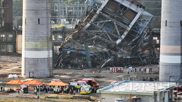 울산화력발전소 보일러 타워 붕괴…7명 매몰 추정 - 김도현 기자 do@ksilbo.co.kr