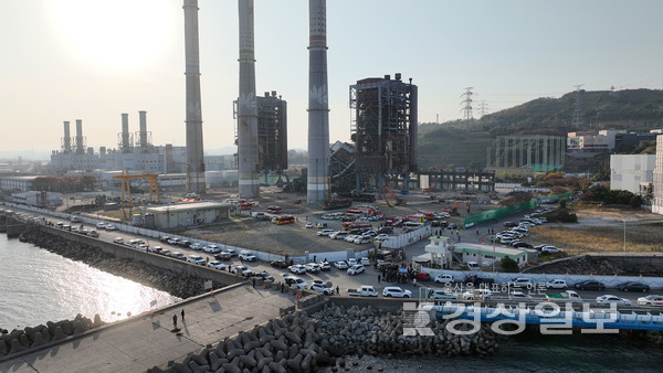 울산화력발전소 보일러 타워 붕괴…7명 매몰 추정 - 김도현 기자 do@ksilbo.co.kr