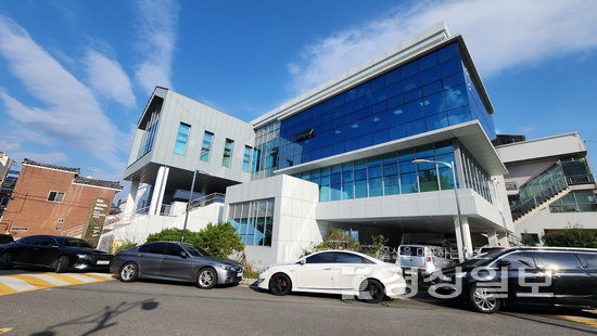 ▲ 철새마을도서관 전경.