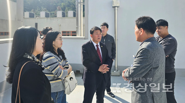 울산시의회 이성룡 의장이 6일 울산 중구 태화동 유곡중학교를 찾아 유휴 공간을 학업과 연계한 교육활동 공간으로 전환하기 위한 방안을 논의했다. 시의회 제공